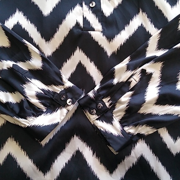 Chico's Black and White Chevron Split Neck Popover - Vanity Size 2/US L - Picture 9 of 16